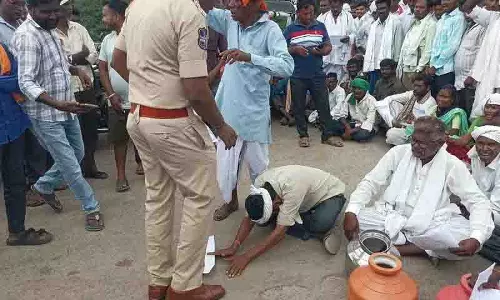 Asifabad में पीने के पानी के लिए हताश होकर आदिवासी पुलिस कर्मियों के पैरों में गिर पड़े Asifabad में पीने के पानी के लिए हताश होकर आदिवासी पुलिस कर्मियों के पैरों में गिर पड़े