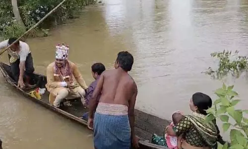 Baripada:  गांव में बाढ़ आने पर दूल्हे ने नाव की सवारी की