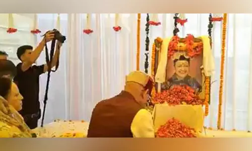 Himachal राज्यपाल पूर्व सीएम वीरभद्र सिंह की चौथी पुण्यतिथि पर श्रद्धांजलि समारोह में शामिल हुए