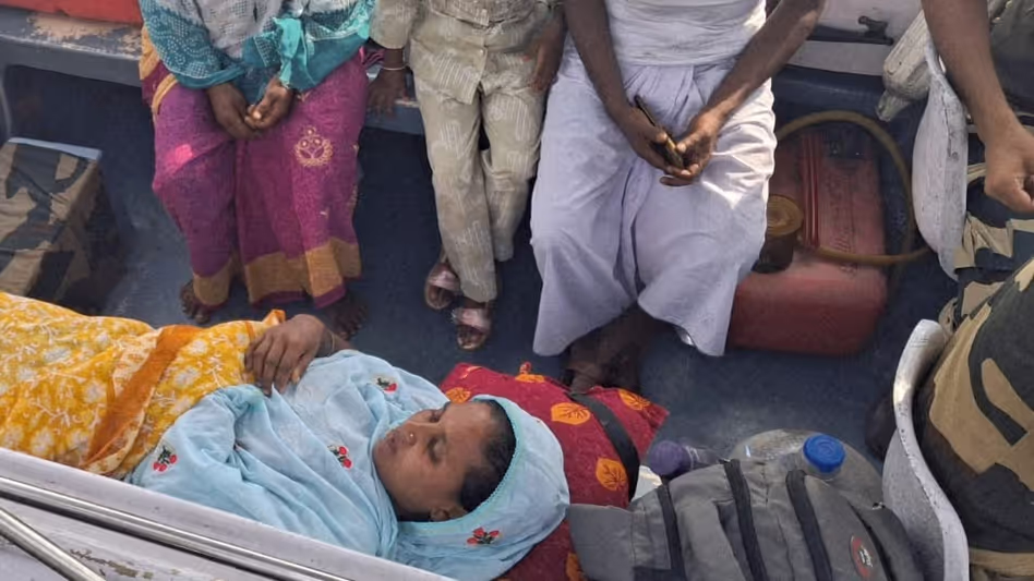 Assam : बीएसएफ जवानों ने गंभीर रूप से बीमार महिला को नाव से निकाला