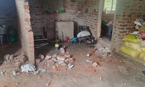 महिला की हत्या कर शव को दफनाया गया: आरोपी मदेशा का घर ध्वस्त महिला की हत्या कर शव को दफनाया गया: आरोपी मदेशा का घर ध्वस्त