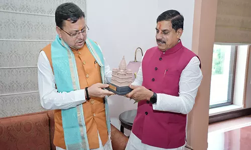 मुख्यमंत्री धामी ने Varanasi में मध्य प्रदेश के मुख्यमंत्री मोहन यादव से मुलाकात की मुख्यमंत्री धामी ने Varanasi में मध्य प्रदेश के मुख्यमंत्री मोहन यादव से मुलाकात की