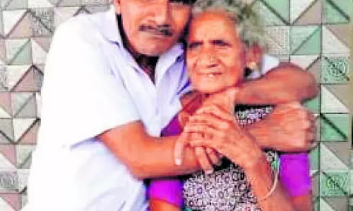 Moodbidri : 36 साल बाद बेटा अपनी मां से मिला Moodbidri : 36 साल बाद बेटा अपनी मां से मिला
