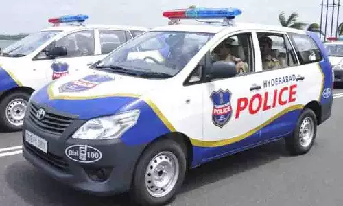 Hyderabad में पुलिस कांस्टेबलों की त्वरित प्रतिक्रिया से यात्री का बैग बरामद Hyderabad में पुलिस कांस्टेबलों की त्वरित प्रतिक्रिया से यात्री का बैग बरामद