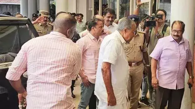 Pinarayi Vijayan ने अस्पताल में वी.एस. से मुलाकात की; मीडिया को जवाब दिए बिना चले गए