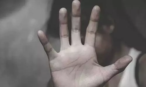 छेड़छाड़ का विरोध करने पर लड़की और उसके पिता से मारपीट