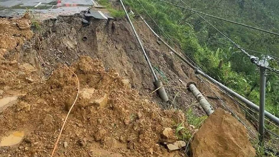 Assam : एनएच-27 पर भूस्खलन यातायात स्थगित, तत्काल स्थिरीकरण की मांग Assam : एनएच-27 पर भूस्खलन यातायात स्थगित, तत्काल स्थिरीकरण की मांग