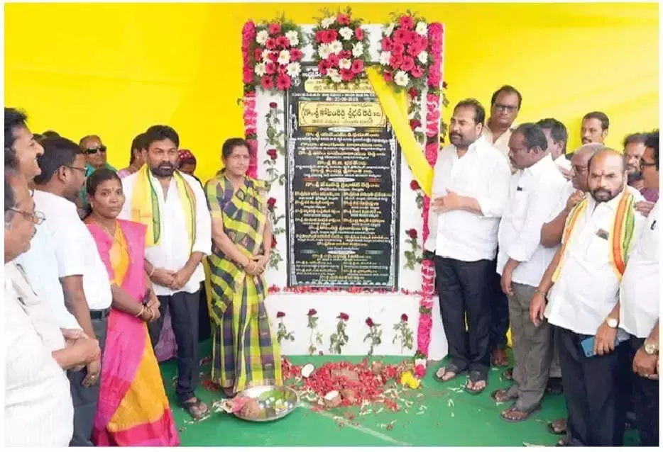 Andhra: ग्रामीण विधायक ने नेल्लोर में सीसी नालियों का उद्घाटन किया