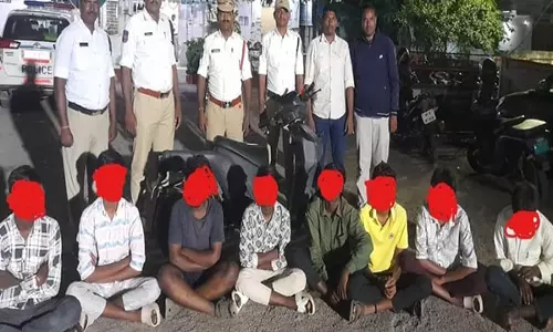 Telangana: एक ही दोपहिया वाहन पर यात्रा करने के लिए आठ लोगों को गिरफ्तार किया गया