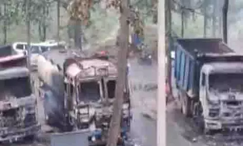 हजारीबाग में हमलावरों ने सड़क निर्माण स्थल पर हमला किया, 7 वाहनों में आग लगाई हजारीबाग में हमलावरों ने सड़क निर्माण स्थल पर हमला किया, 7 वाहनों में आग लगाई