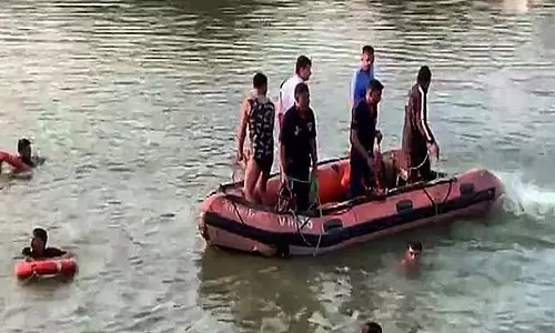 नदी में फंसी हाउसबोट: बचाव अभियान पर राष्ट्रीय सेना