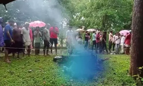 MP: बालाघाट में लटकते बिजली के तार की चपेट में आने से एक ही परिवार के तीन लोग जिंदा जल गए