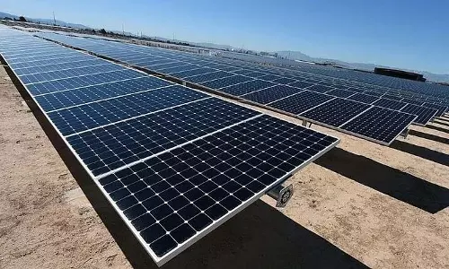 किसानों को दिन में निर्बाध बिजली उपलब्ध कराने के लिए महानिर्मिति 1,071 MW सौर ऊर्जा परियोजनाएं स्थापित करेगी किसानों को दिन में निर्बाध बिजली उपलब्ध कराने के लिए महानिर्मिति 1,071 MW सौर ऊर्जा परियोजनाएं स्थापित करेगी