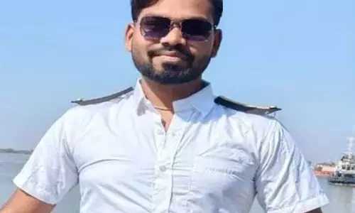 कांकेर का रहने वाले मयंक साहू ईरान में फंसे, परिजन ने पीएम मोदी से लगाई मदद की गुहार कांकेर का रहने वाले मयंक साहू ईरान में फंसे, परिजन ने पीएम मोदी से लगाई मदद की गुहार