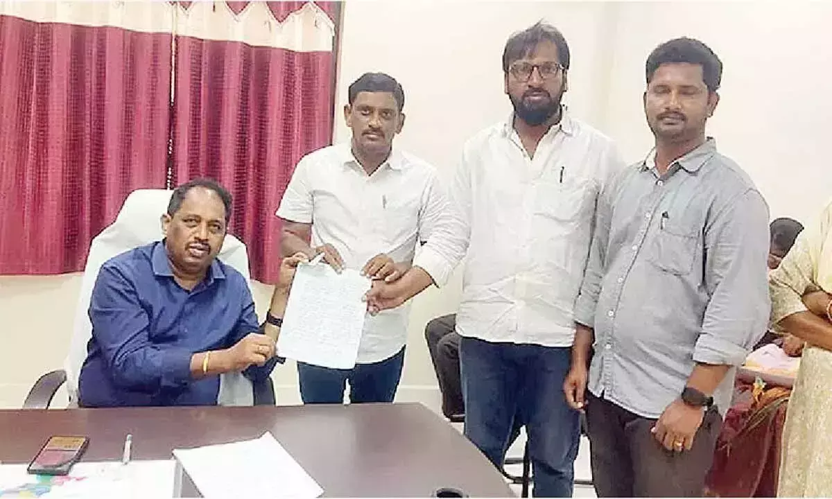 निजी स्कूलों में गरीब छात्रों को 25% सीटें आवंटित करने की याचिका निजी स्कूलों में गरीब छात्रों को 25% सीटें आवंटित करने की याचिका
