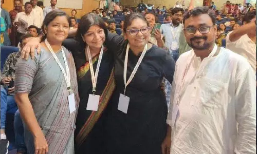 मिनाक्षी मुखर्जी के पद छोड़ने के बाद DYFI के नए सचिव ध्रुब्यज्योति साहा ने पदभार संभाला मिनाक्षी मुखर्जी के पद छोड़ने के बाद DYFI के नए सचिव ध्रुब्यज्योति साहा ने पदभार संभाला