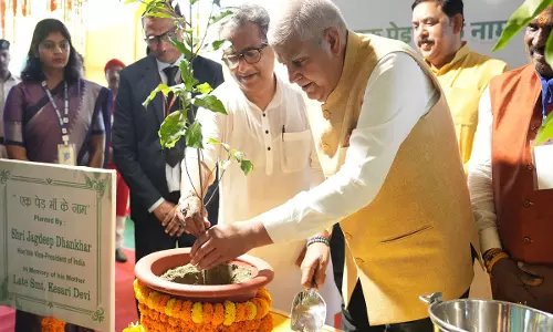 उपराष्ट्रपति जगदीप धनखड़ ने एलएन मिश्रा कॉलेज में अपने दिवंगत माता-पिता की याद में किया पौधारोपण