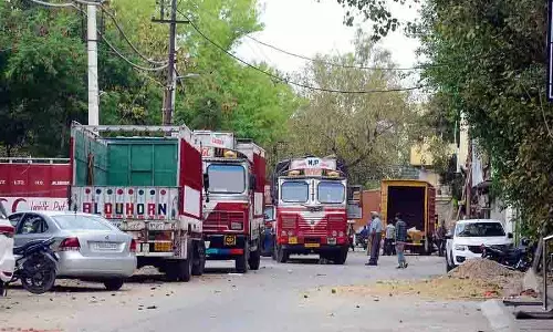 Jalandhar में ओवरलोड ट्रकों ने प्रतिबंध का उल्लंघन कर लोगों की जान को खतरा पहुंचाया Jalandhar में ओवरलोड ट्रकों ने प्रतिबंध का उल्लंघन कर लोगों की जान को खतरा पहुंचाया