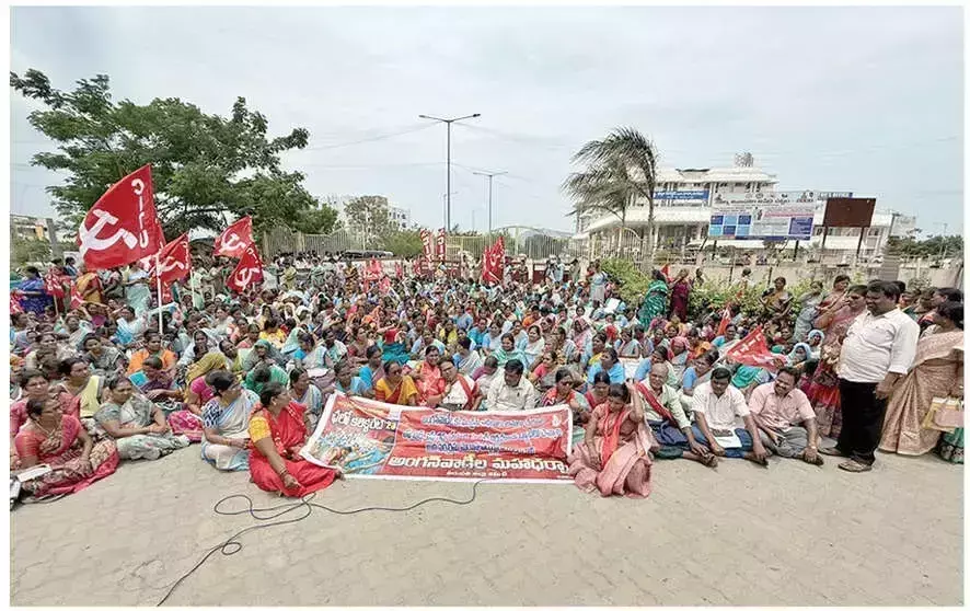YSRCP की युवा और छात्र शाखा ने किया धरना