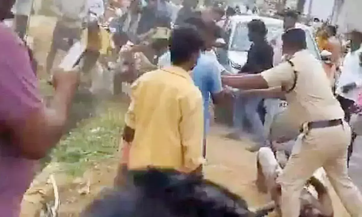 टीडीपी और YSRCP कार्यकर्ताओं के बीच झड़प से मुथुकुर में तनाव टीडीपी और YSRCP कार्यकर्ताओं के बीच झड़प से मुथुकुर में तनाव