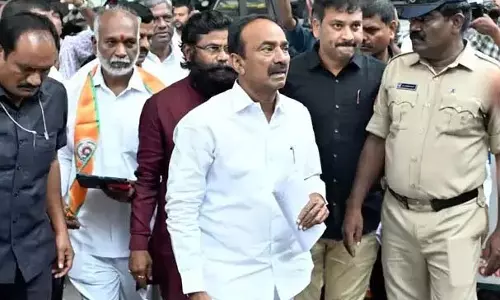 एटाला ने BRS सरकार पर फोन टैपिंग का आरोप लगाया, पूर्व SIB प्रमुख की भूमिका पर सवाल उठाए एटाला ने BRS सरकार पर फोन टैपिंग का आरोप लगाया, पूर्व SIB प्रमुख की भूमिका पर सवाल उठाए