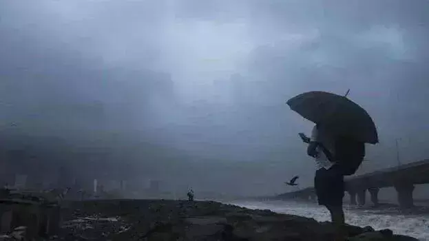 Kerala: शाम को बदलेगा वातावरण, आठ जिले अलर्ट पर Kerala: शाम को बदलेगा वातावरण, आठ जिले अलर्ट पर