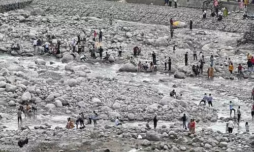 Kangra घाटी में नदियों के पास जाकर जान जोखिम में डाल रहे पर्यटक