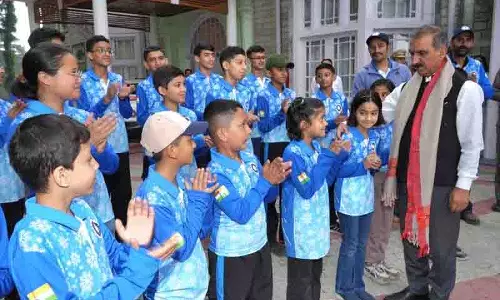 Himachal CM Sukhu ने आइस स्केटिंग टूर्नामेंट के लिए दल को हरी झंडी दिखाई Himachal CM Sukhu ने आइस स्केटिंग टूर्नामेंट के लिए दल को हरी झंडी दिखाई