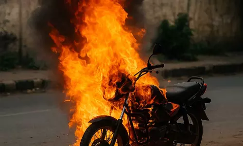 मौत का तांडव...खंभे से टकराई बाइक, आग लगने से दो युवकों की जलकर मौत