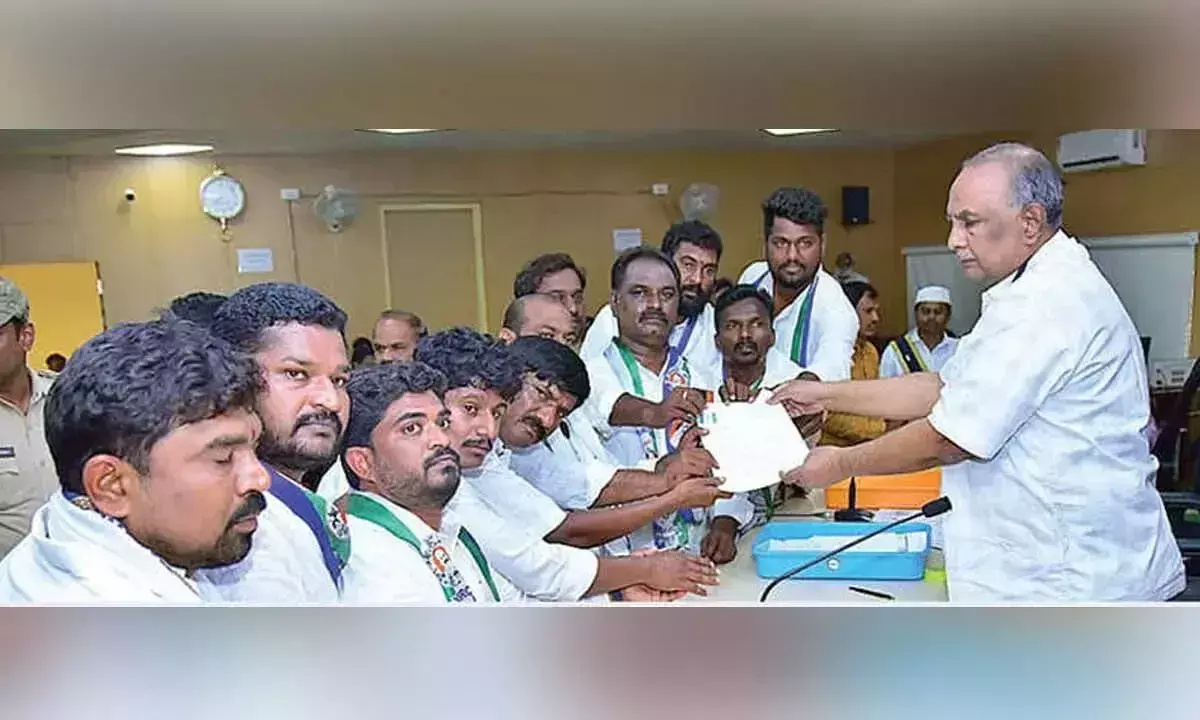 YSRCP ने युवाथा पोरू विरोध प्रदर्शन किया, नौकरी के वादे पूरे करने की मांग की YSRCP ने युवाथा पोरू विरोध प्रदर्शन किया, नौकरी के वादे पूरे करने की मांग की
