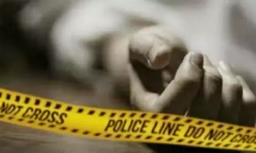स्वीपर सुसाइड मामले में उनकी पत्नी का हाथ, हत्या बता रहे परिजन स्वीपर सुसाइड मामले में उनकी पत्नी का हाथ, हत्या बता रहे परिजन