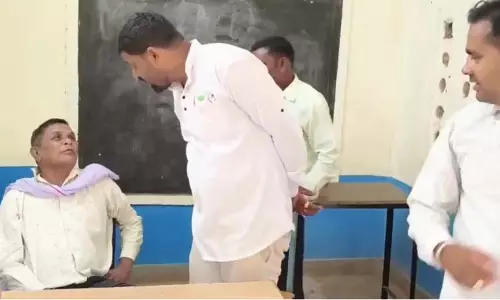 बीजेपी नेता ने स्कूल में शराबखोरी पकड़ी, प्रधान पाठक का निलंबन जल्द