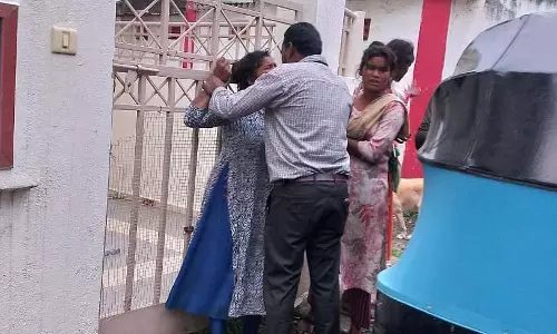 छत्रपति संभाजीनगर में नशे में धुत महिलाओं ने मचाया उत्पात, लोगों पर फेंके पत्थर