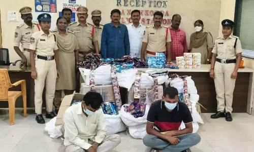 Telangana: प्रतिबंधित तम्बाकू उत्पाद बेचने के आरोप में 2 लोगों को हिरासत में लिया गया Telangana: प्रतिबंधित तम्बाकू उत्पाद बेचने के आरोप में 2 लोगों को हिरासत में लिया गया