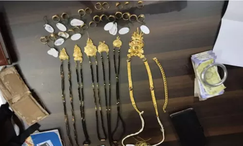 आभूषण शोरूम में लूट, गहने बरामद, छह गिरफ्तार