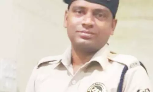 आरक्षक को अज्ञात ट्रक ने रौंदा, स्पॉट में मौत आरक्षक को अज्ञात ट्रक ने रौंदा, स्पॉट में मौत