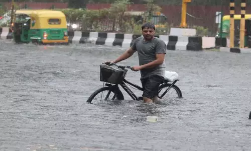 Gujarat: लगातार बारिश के बाद सूरत के कई इलाकों में बाढ़