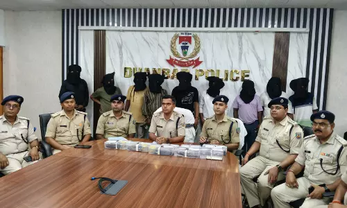 Dhanbad पुलिस को बड़ी सफलता, गैंगस्टर प्रिंस खान के 9 गुर्गे गिरफ्तार Dhanbad पुलिस को बड़ी सफलता, गैंगस्टर प्रिंस खान के 9 गुर्गे गिरफ्तार