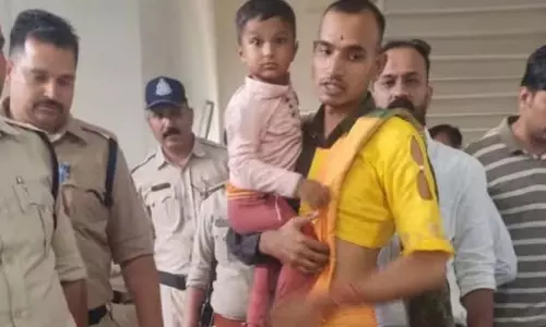 MP : बेटे के अपहरण के आरोपी ने पहनी अजीब पोशाक, कोर्ट में मचा हड़कंप