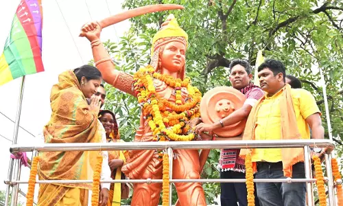वीरांगना रानी दुर्गावती शहादत दिवस पर मंत्री लक्ष्मी राजवाड़े ने अर्पित की पुष्पांजलि