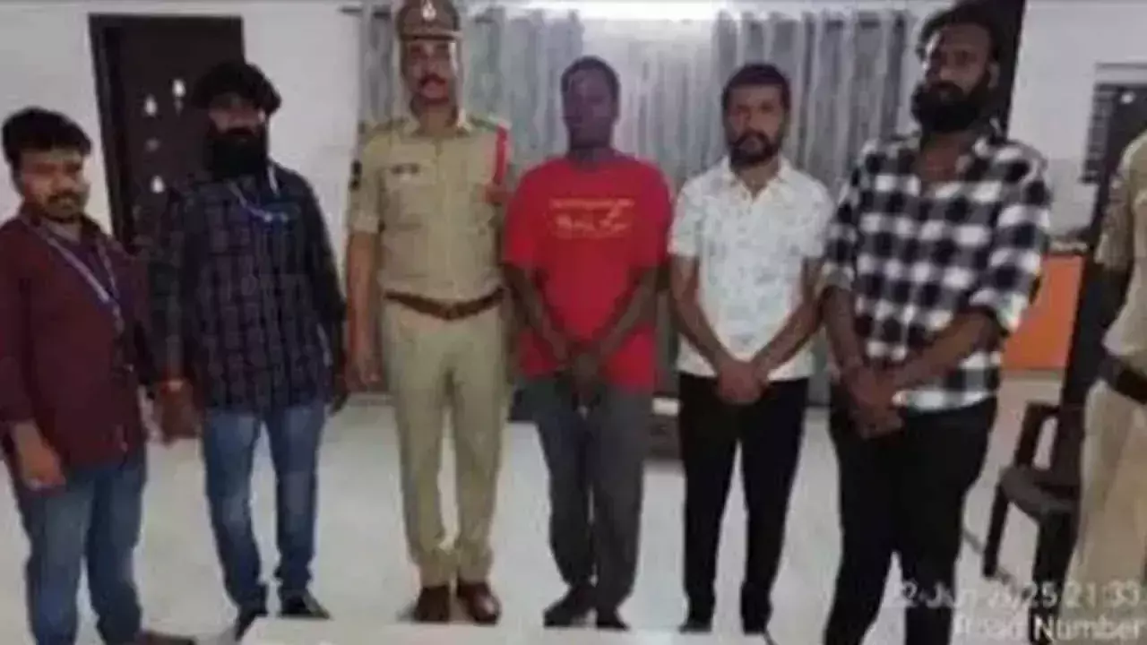 Telangana: TGANB ने अंतरराष्ट्रीय ड्रग गिरोह का भंडाफोड़ किया Telangana: TGANB ने अंतरराष्ट्रीय ड्रग गिरोह का भंडाफोड़ किया