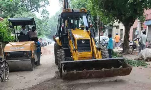 लंबे इंतजार के बाद Chandigarh MC ने सड़क मरम्मत का काम शुरू किया लंबे इंतजार के बाद Chandigarh MC ने सड़क मरम्मत का काम शुरू किया