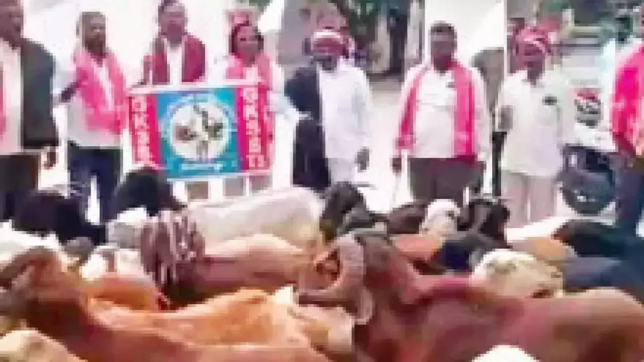 Telangana: गोला कुर्मा नेताओं ने गांधी भवन में अनोखा विरोध प्रदर्शन किया