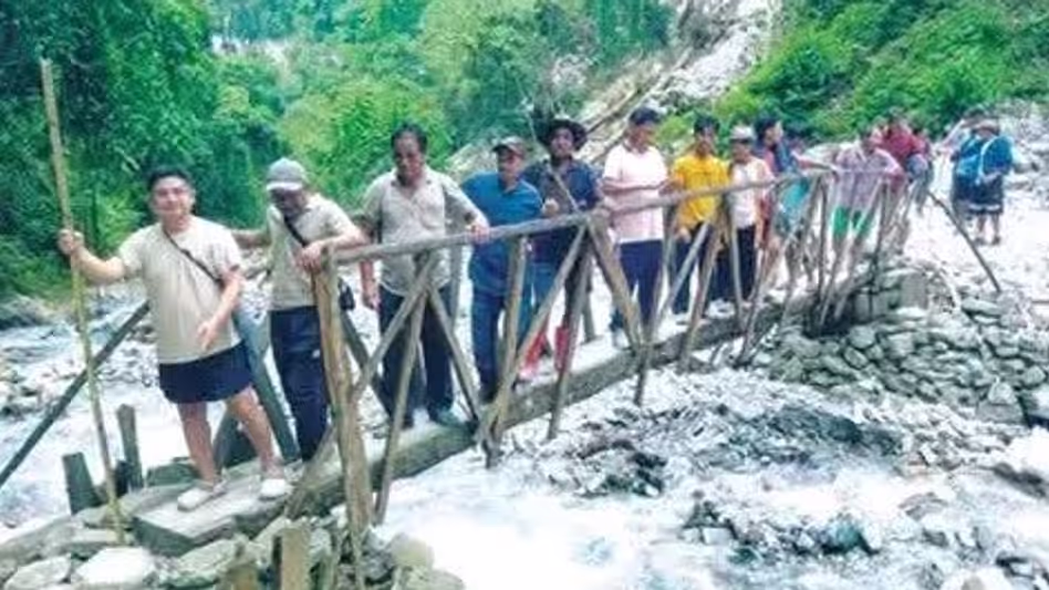 Arunachal : ऊपरी सियांग के ग्रामीणों ने सड़क निर्माण पर चिंता जताई Arunachal : ऊपरी सियांग के ग्रामीणों ने सड़क निर्माण पर चिंता जताई