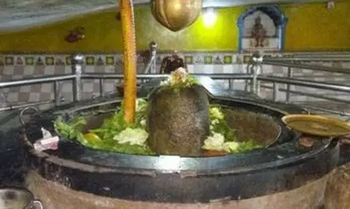 Bholenath का चमत्कारी मंदिर, जहां शिवलिंग करता है शराब ग्रहण!