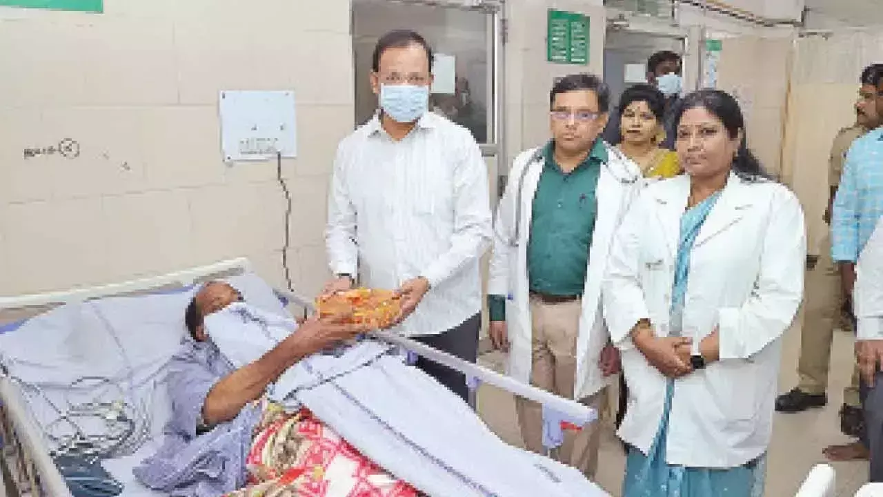 Telangana: सज्जनार ने मारपीट के शिकार बस चालक से मुलाकात की Telangana: सज्जनार ने मारपीट के शिकार बस चालक से मुलाकात की