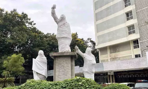 GHMC मुख्यालय में लगी तीन मूर्तियां हटाई गईं GHMC मुख्यालय में लगी तीन मूर्तियां हटाई गईं