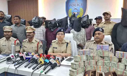 Monda Market पुलिस ने दो आपराधिक गिरोहों को पकड़ा, 43.21 लाख रुपये नकद बरामद Monda Market पुलिस ने दो आपराधिक गिरोहों को पकड़ा, 43.21 लाख रुपये नकद बरामद