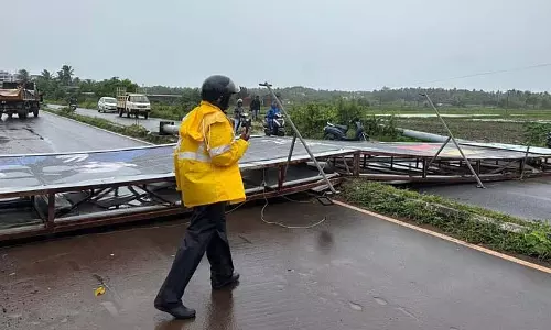 GOA: होर्डिंग गिरने से मापुसा-कालंगुट यातायात ठप्प GOA: होर्डिंग गिरने से मापुसा-कालंगुट यातायात ठप्प