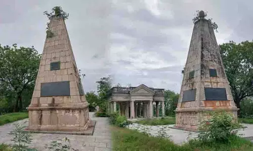 Hyderabad: फ्रांसीसी जनरल के ऐतिहासिक मकबरे पर सुरक्षा की कमी का खतरा Hyderabad: फ्रांसीसी जनरल के ऐतिहासिक मकबरे पर सुरक्षा की कमी का खतरा